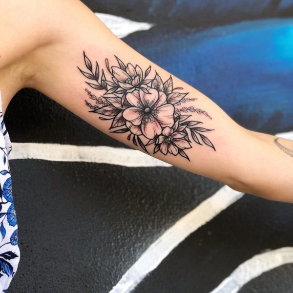 Tattoo bắp tay hình hoa bích
