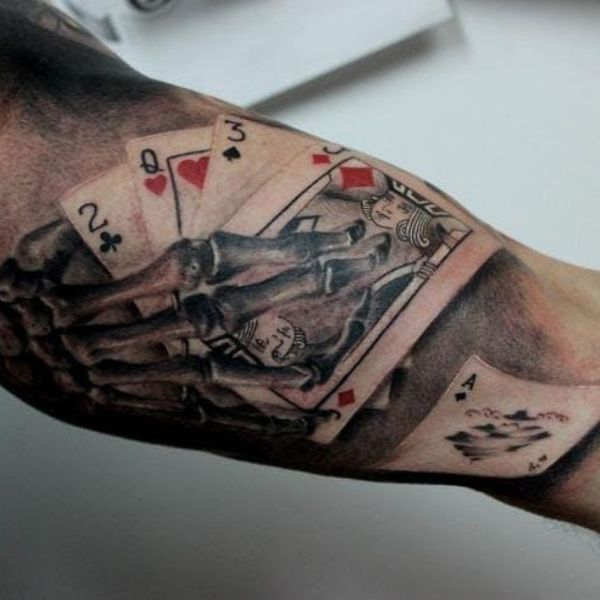 Tattoo bắp tay hình lá bài