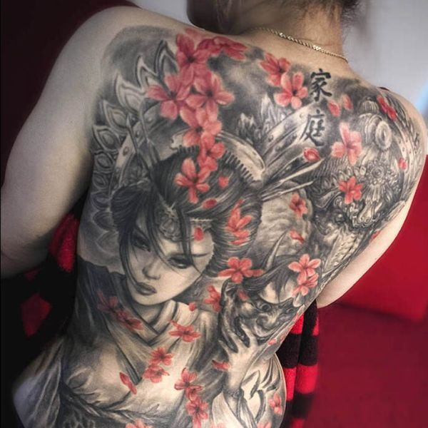 Tattoo bịt sườn lưng rất đẹp mang lại nữ
