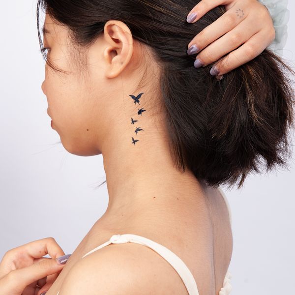 Tattoo bướm ở cổ