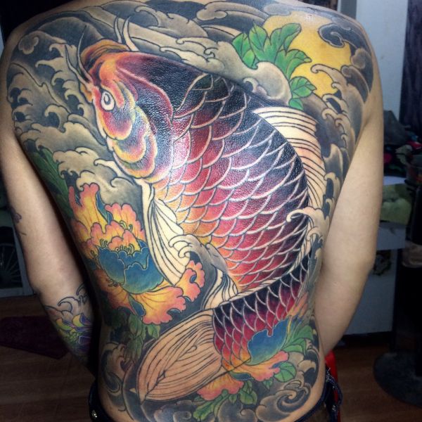 Tattoo cá chép vàng hoa khuôn mẫu đơn kín lưng