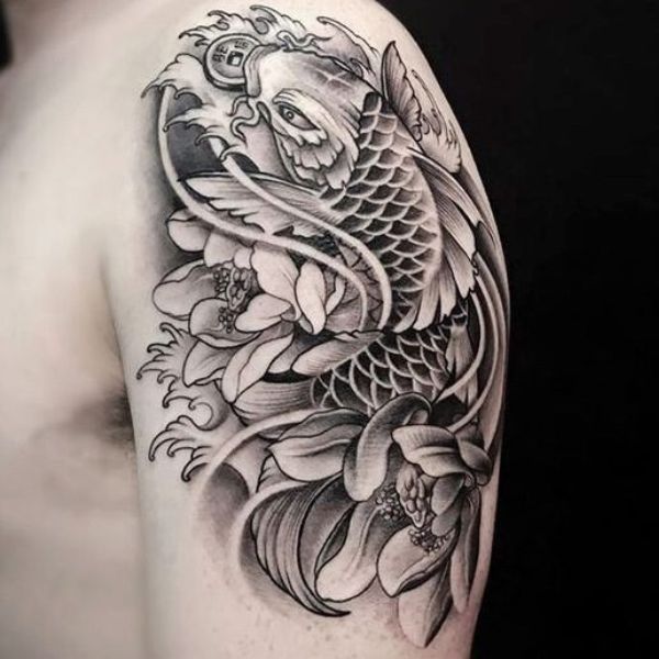 Tattoo chú cá chép hoa sen đen kịt trắng