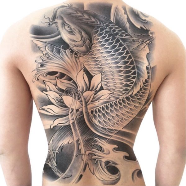 Tattoo cá chép vàng hoa sen kín sườn lưng đen kịt trắng