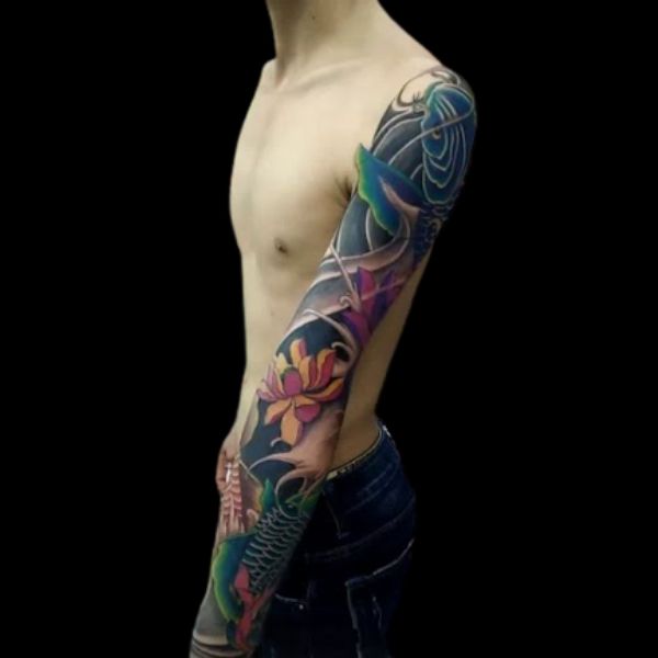 Tattoo con cá chép hoa sen kín tay