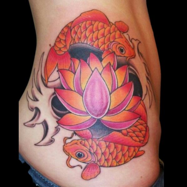 Tattoo chú cá chép hoa sen ở sườn nữ