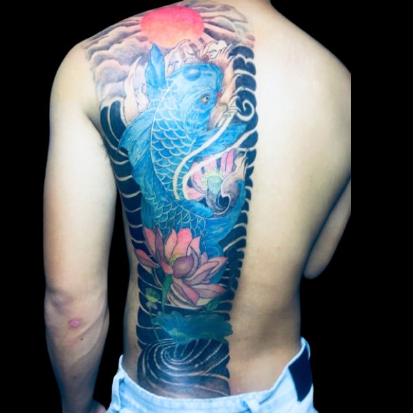 Tattoo con cá chép hoa sen nửa lưng