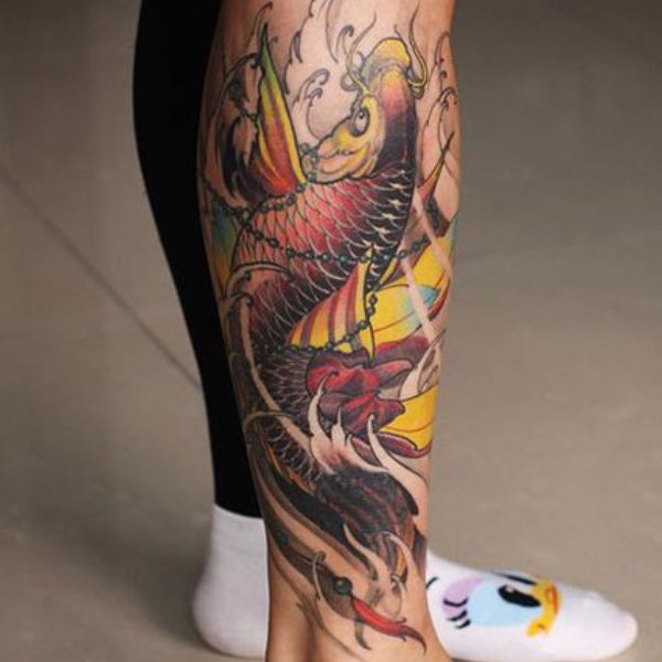 Tattoo chú cá chép hoa sen ở bắp chân
