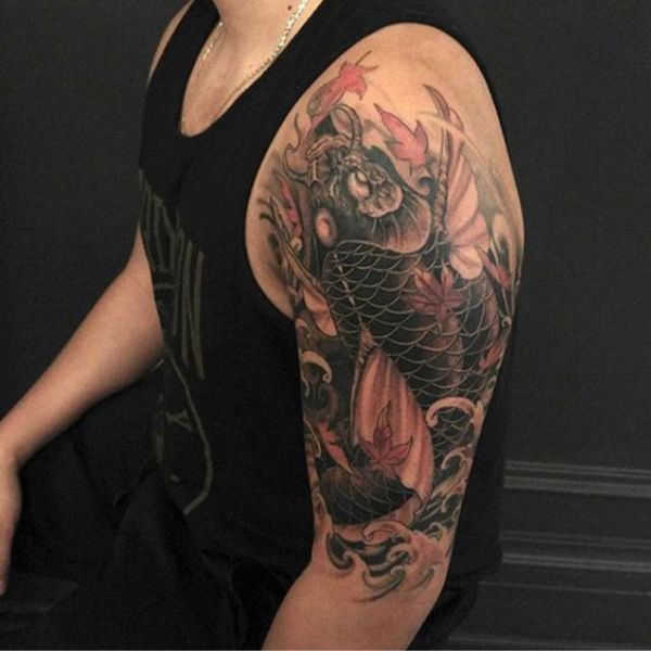 Tattoo chú cá chép hoa sen ở bắp tay