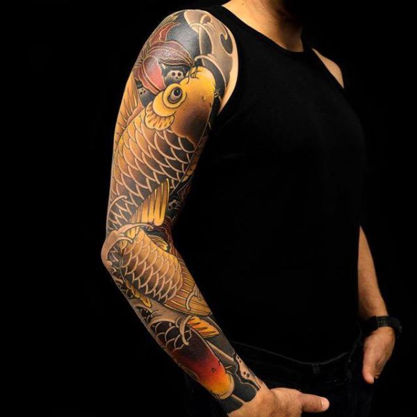 Tattoo chú cá chép hoa sen ở cánh tay