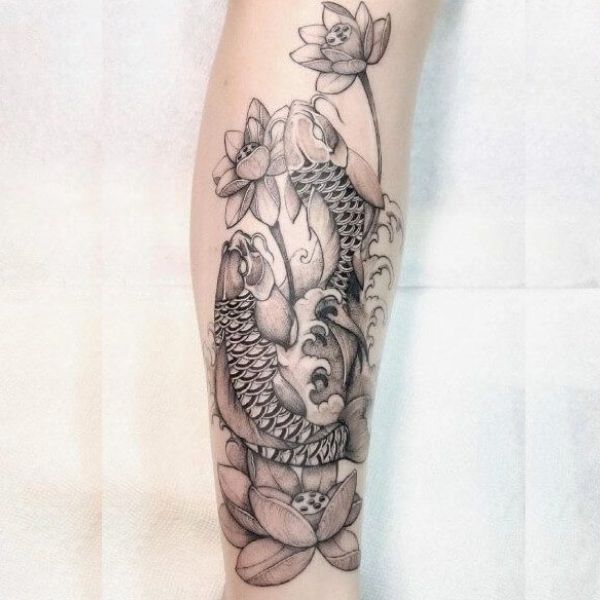 Tattoo chú cá chép hoa sen ở cổ chân