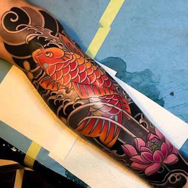 Tattoo chú cá chép hoa sen ở cổ tay