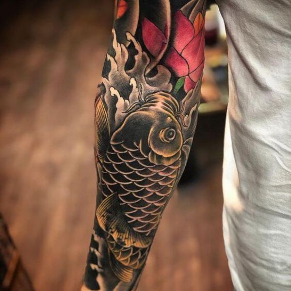 Tattoo chú cá chép hoa sen ở tay