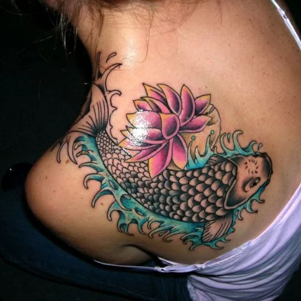 Tattoo chú cá chép hoa sen sau sống lưng nữ