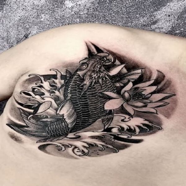 Tattoo chú cá chép hoa sen đen kịt trắng