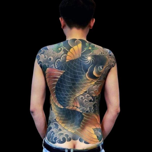 Tattoo cá chép vàng kín sườn lưng nhạt nhẽo cổ