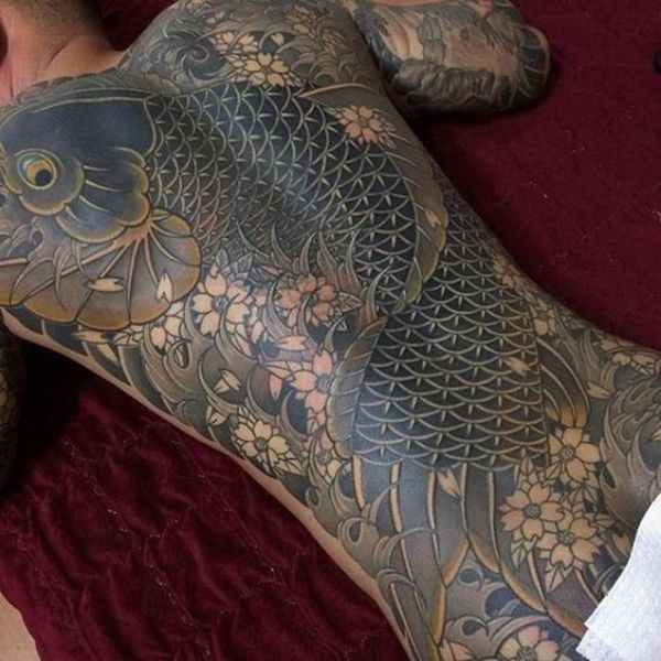 Tattoo cá chép vàng kín sườn lưng cả con