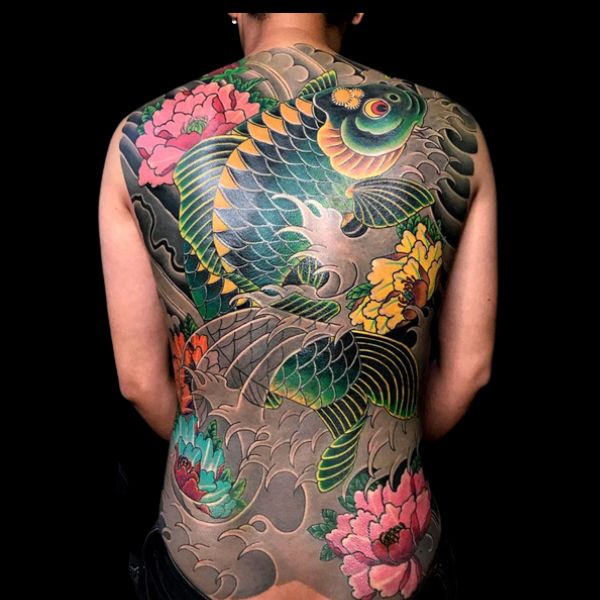 Tattoo cá chép vàng kín sườn lưng mang lại nữ