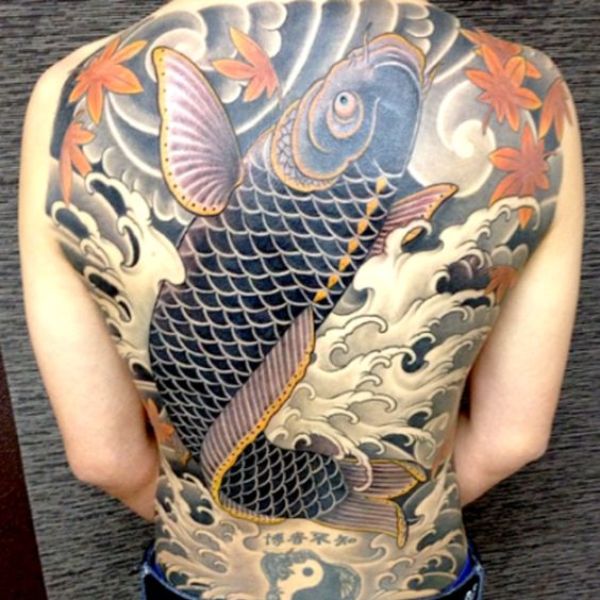Tattoo cá chép vàng kín sườn lưng hoa nhật cổ
