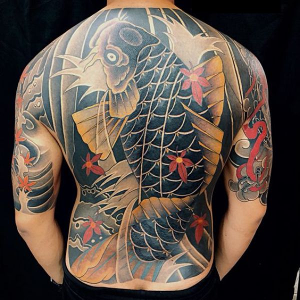 Tattoo cá chép vàng kín sườn lưng hoa nhật