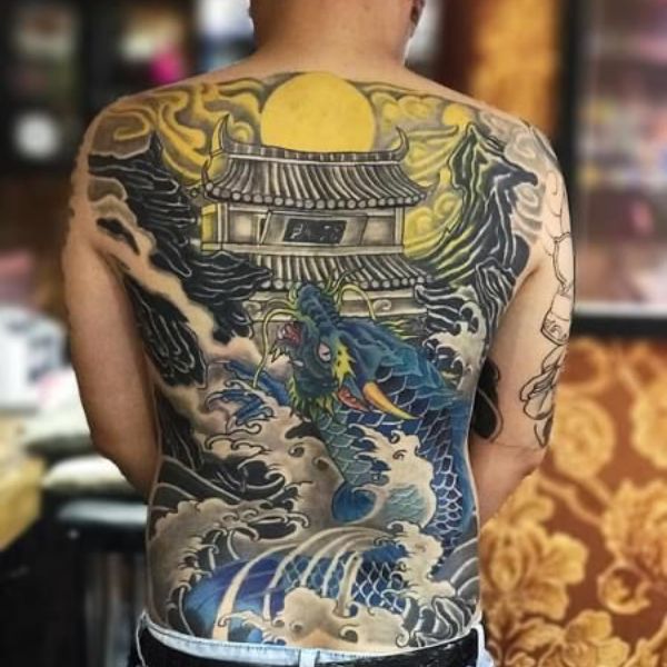 Tattoo cá chép vàng kín sườn lưng color xanh