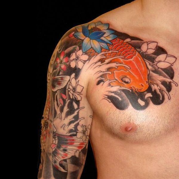Tattoo chú cá chép với hoa sen 