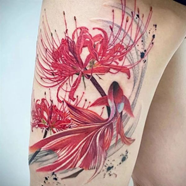 Tattoo cá và hoa bỉ ngạn ở đùi