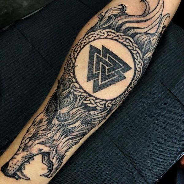 Tattoo cánh tay sói và thập nhẫn