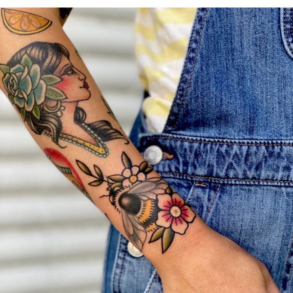 Tattoo cánh tay co gái và con ong