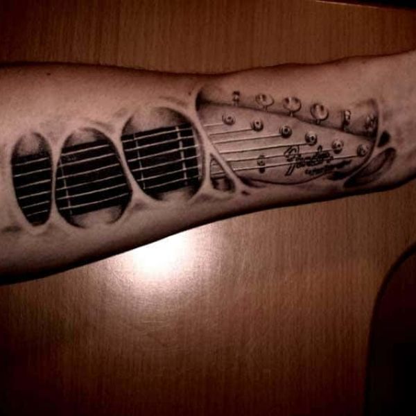 Tattoo cánh tay nam cây đàn