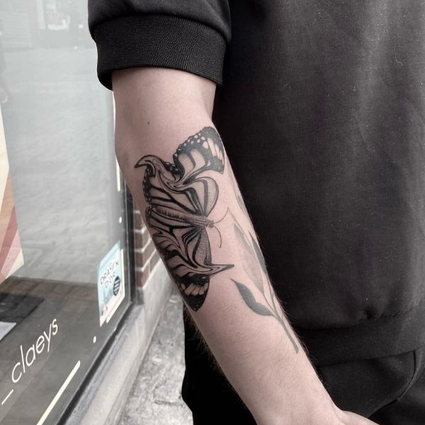 Tattoo cánh tay nam con bướm
