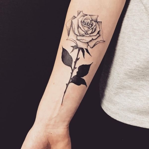 Tattoo cánh tay nam hoa hồng đpẹ