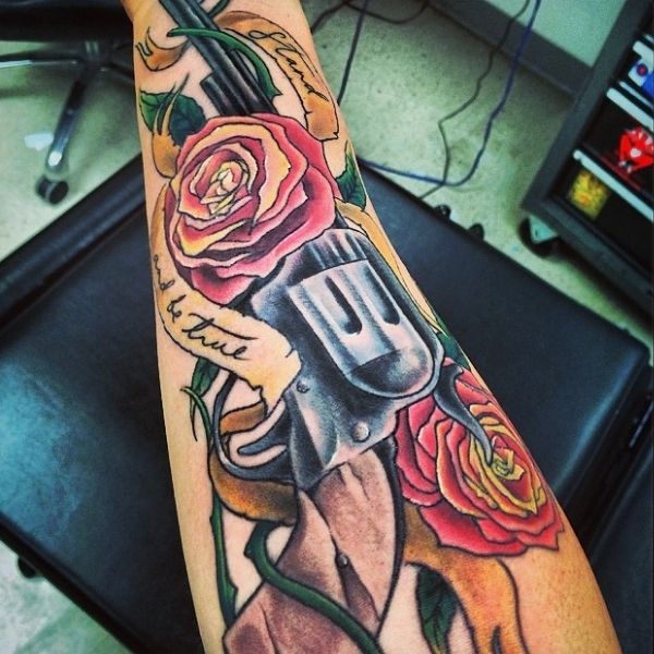 Tattoo cánh tay nam hoa hồng