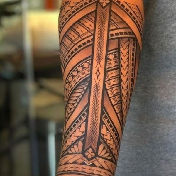 Tattoo cánh tay nam maori