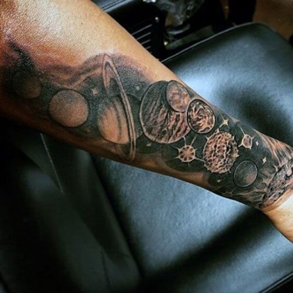 Tattoo cánh tay nam vũ trụ