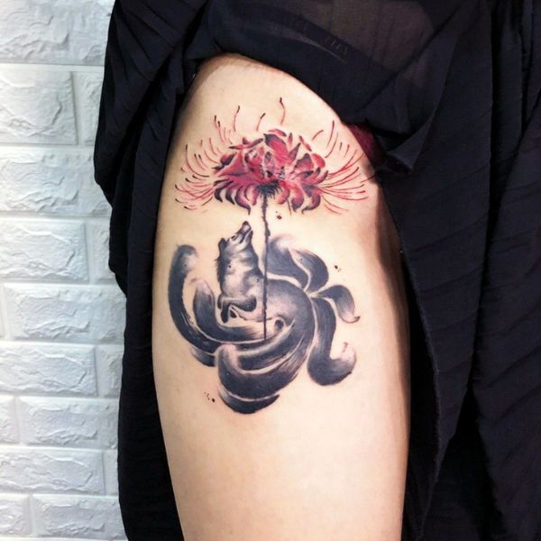 Tattoo cáo và hoa bỉ ngạn ở đùi