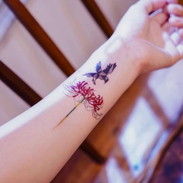 Tattoo chim với hoa bỉ ngạn