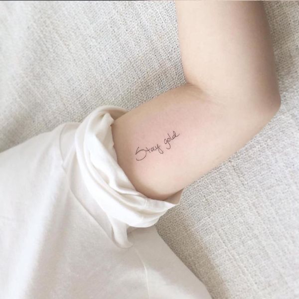 Tattoo chữ rất đẹp mang lại nữ giới rất đẹp và đoen giản