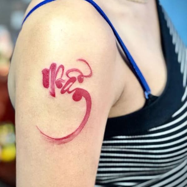 Tattoo chữ rất đẹp mang lại nữ giới chữ nhẫn color đỏ