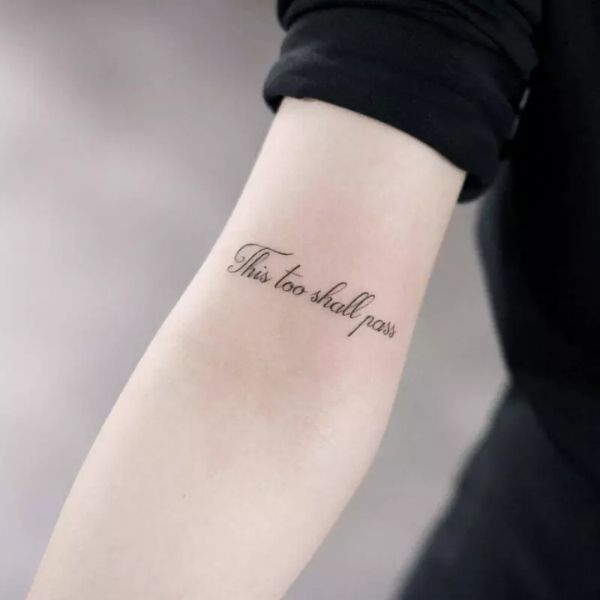Tattoo chữ rất đẹp mang lại nữ giới ở bắp tay đơn giản