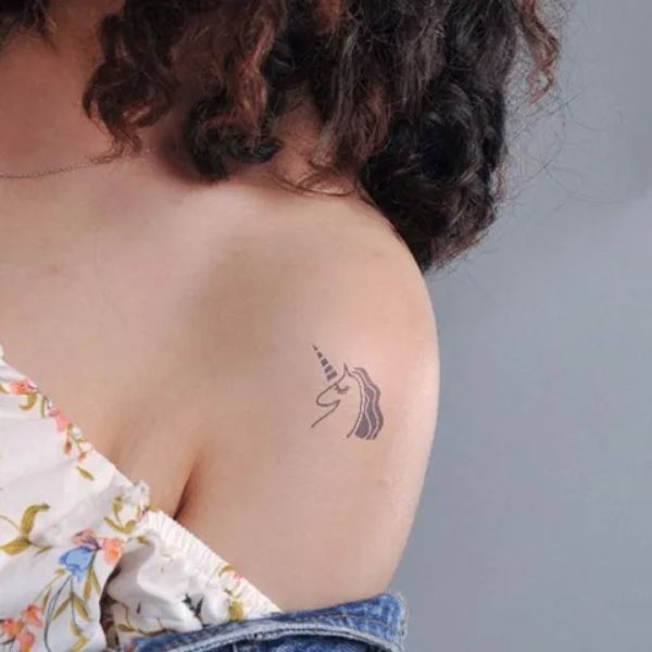 Tattoo chữ đẹp cho nữ ở bắp tay