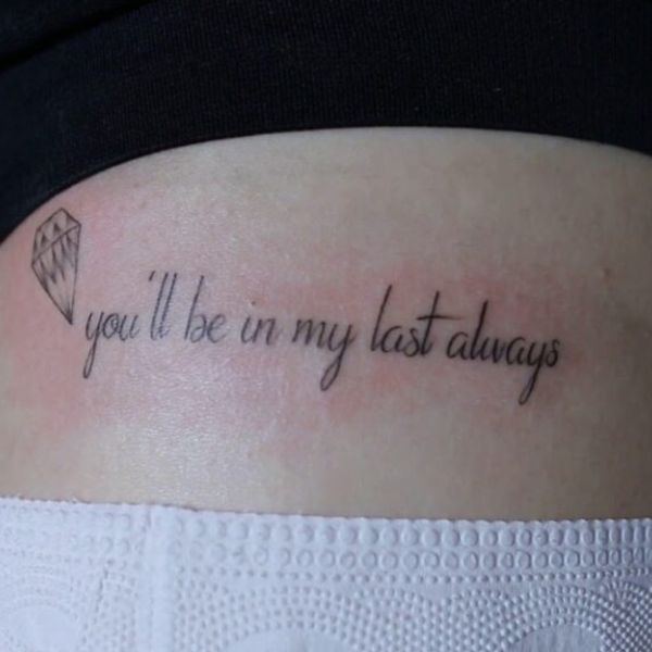 Tattoo chữ rất đẹp mang lại nữ giới ở eo ý nghĩa