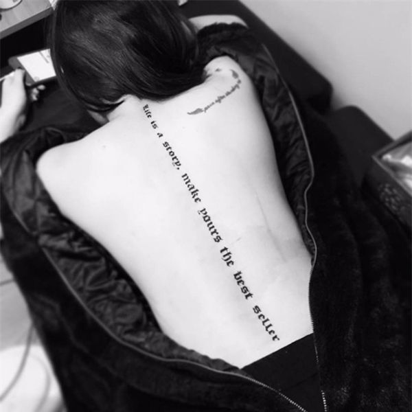 Tattoo chữ đẹp cho nữ ở lưng