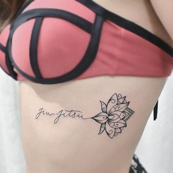 Tattoo chữ đẹp ở eo cho nữ