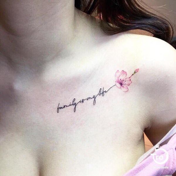 Tattoo chữ family nhỏ ở ngực
