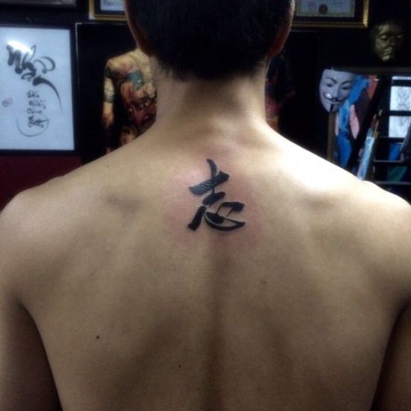 Tattoo chữ nhẫn sau gáy nam
