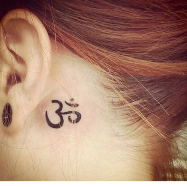 Tattoo chữ nhẫn sau tai nữ