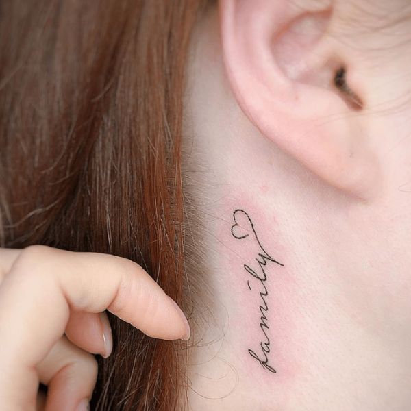 Tattoo chữ ở cổ nữ ý nghĩa