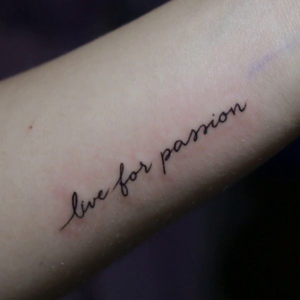 Tattoo chữ ở cổ tay rất đẹp mang lại nữ