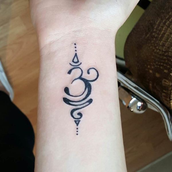 Tattoo chữ om rất đẹp mang lại nữ