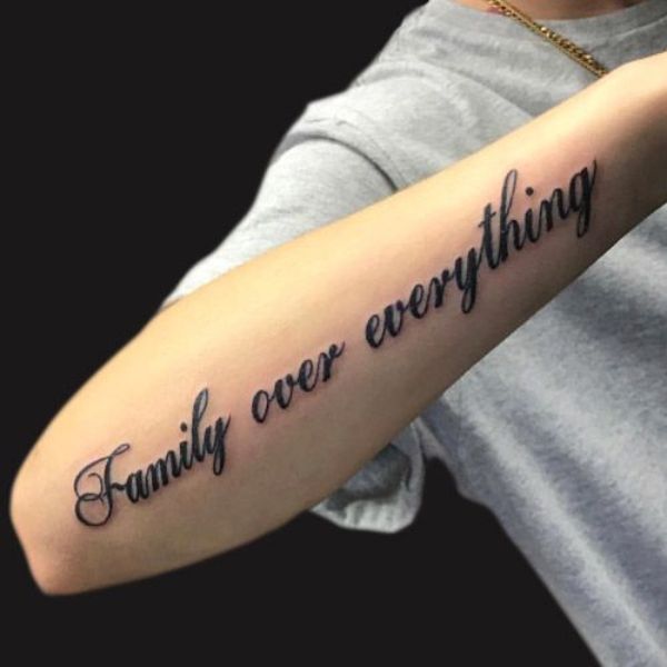 Tattoo chữ ý nghĩa về gia đình ở tay